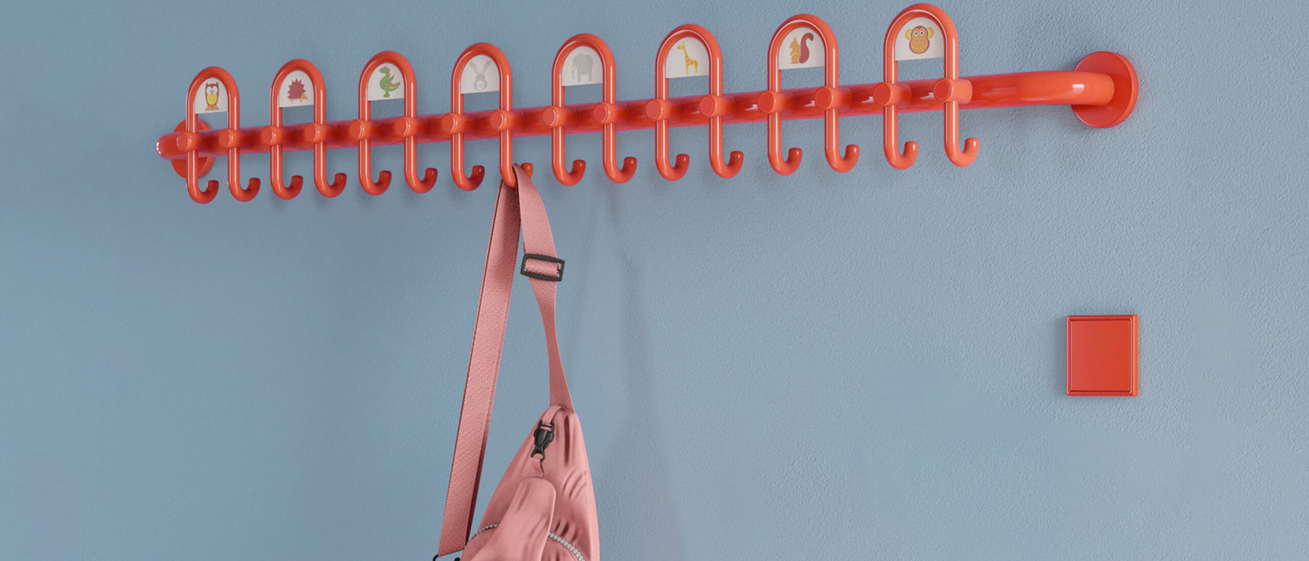 Farbefroher Kindergarten ausgestattet mit Beschlägen und Garderobe in der Farbe Orange